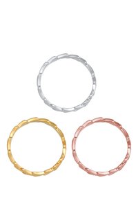 Tre stabelbare ringe: sølv, guld og rosaguld, med et struktureret, bambuslignende design og glatte kanter i cirkulær form.