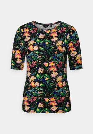 Top negro de manga corta con un estampado floral colorido en rosa, amarillo, verde, azul y naranja, con un escote redondo.