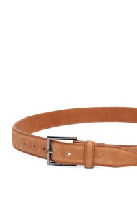 Ceinture en cuir marron clair avec une texture lisse, dotée d'une boucle en métal argenté et de plusieurs trous de fermeture. Design simple et fonctionnel.