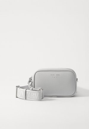 Pequeño bolso bandolera gris claro con superficie texturizada y correa ajustable bordada con el nombre de la marca.