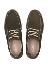Dunkelgrüne Lederschuhe mit strukturierter Oberfläche, weißen Schnürsenkeln und kontrastierenden Nähten. Runde Zehenpartie und gepolsterter Innenraum.