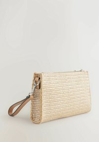 Bolso de mano de paja trenzada en tonos naturales con forma rectangular, correa de muñeca de cuero beige en contraste y detalle de hardware plateado.