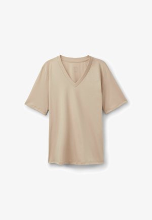 Beżowy T-shirt z krótkim rękawem i dekoltem w serek o luźnym kroju, przedstawiony na białym tle.