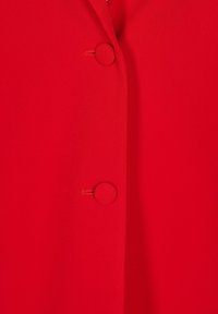 Roter Blazer aus glattem Stoff mit einer abgerundeten Knopf, klaren Linien und einem taillierten Design, das ein dezentes Markenlogo am Saum aufweist.