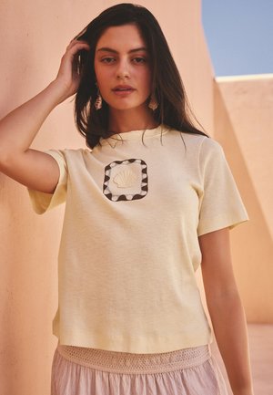 Next, REGULAR FIT - GRAPHIC SHELL SHORT SLEEVE CREW NECK  - T-Shirt print - ecru