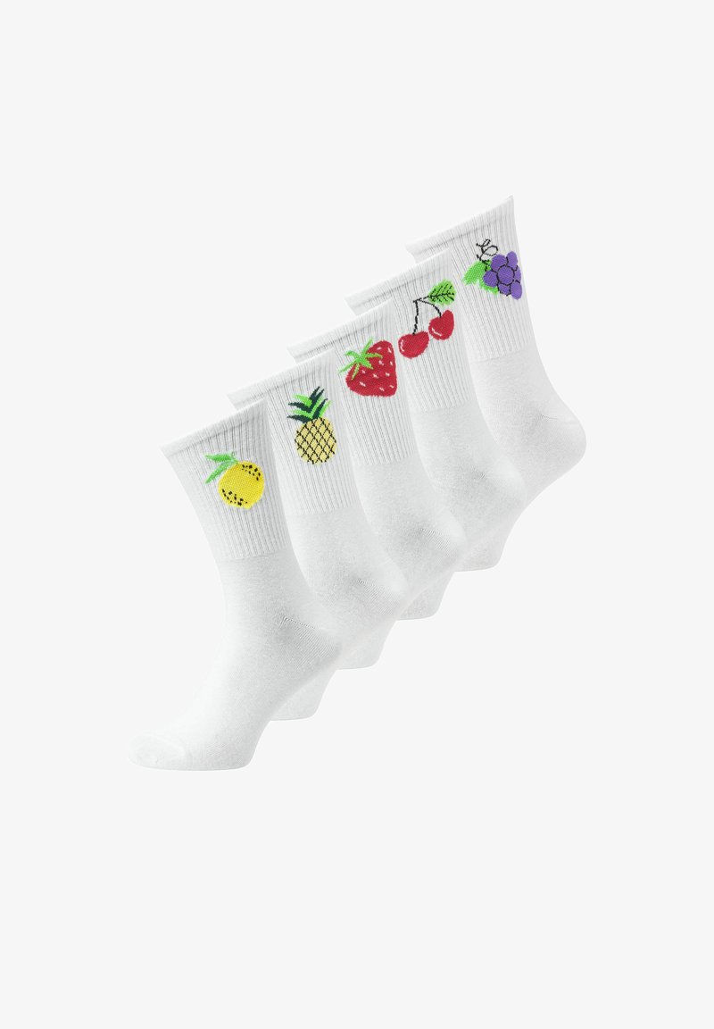 Cinq paires de chaussettes blanches montantes, chacune avec une broderie différente de fruit : citron, ananas, fraise, cerises et raisins, disposées en rangée.