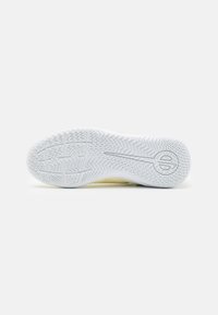 Nike Performance LEGEND 10 ACADEMY  - Botines de fútbol sala - lemonade/black/metallic gold coin