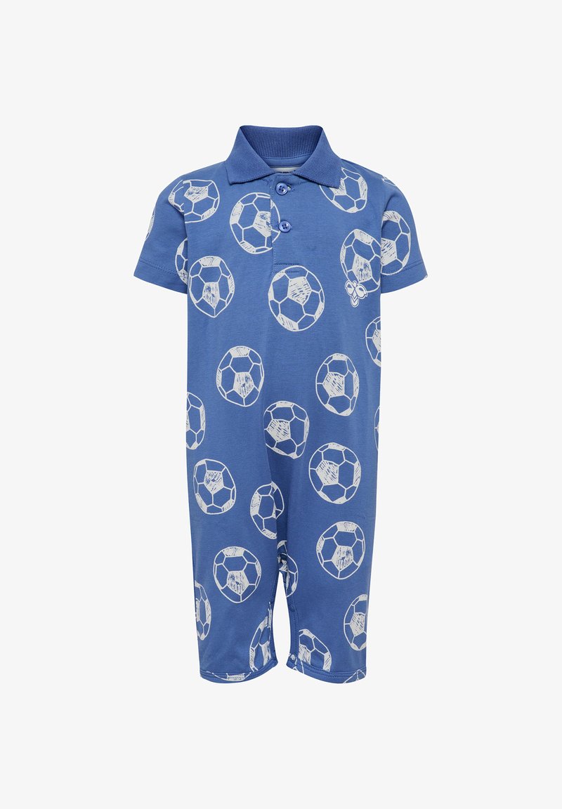 Niebieski, krótki kombinezon dla niemowląt z białymi wzorami piłek nożnych oraz dwoma przednimi guzikami pod założonym kołnierzykiem.