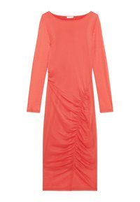 Vestido de manga larga color coral con escote redondeado, que presenta detalles fruncidos en el lateral y una silueta ajustada. Textura de tejido suave.