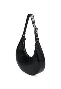 Melna pusmēness formas plecu soma ar spīdīgu apdari un regulējamu siksnu, uz kuras ir balts zīmola nosaukums.