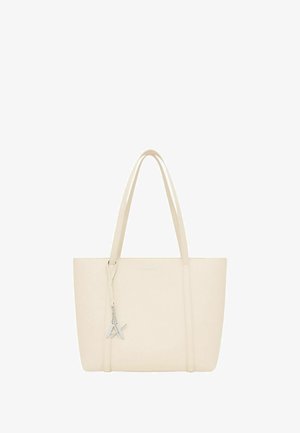 Beige Tragetasche aus glattem synthetischem Material, mit zwei langen Tragegriffen, einem minimalistischen Design und einem silberfarbenen Logo-Detail mit einem Anhänger.