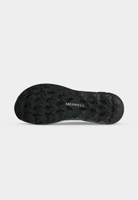 Μαύρη σόλα παπουτσιού Merrell με βαθύ πατρόν πέλματος σχεδιασμένο για πρόσφυση και το όνομα της μάρκας ορατό στο κέντρο.