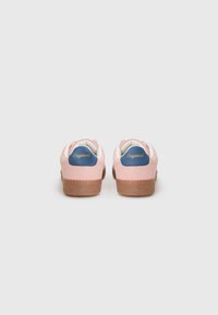 Sneakers din suede roz cu un tab de călcâi albastru, accente albe și o talpă texturată maro. Prezintă brodat cu aur "Originals" pe spate.
