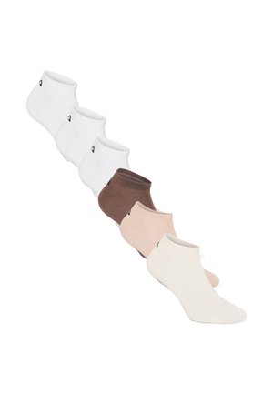 Seks par lavtskårne ankelsokker i hvide, brune, beige og off-white farver arrangeret diagonalt på en hvid baggrund.
