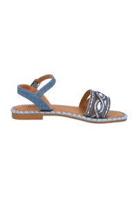 Sandalo in denim con decorazioni blu, tomaia testurizzata e suola piatta. Presenta una fascia alla caviglia regolabile e cuciture decorative lungo il bordo.