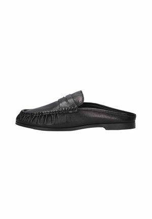 Zwarte leren slip-on mule loafer met een lage platte zool en een gestikte mocassinnneus.
