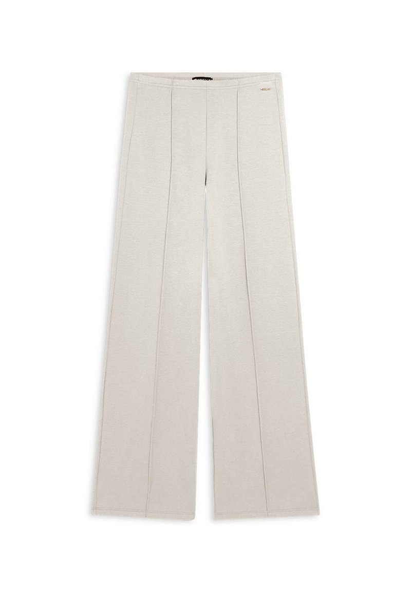 Pantalons larges beige en tissu doux, avec des plis avant, une texture lisse et un accent de logo discret.