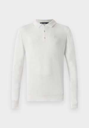Biele dlhé rukávy polo tričko vyrobené z mäkkej látky, so golierom, trojbodovým zapínaním a malým logom na hrudi.