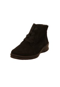 Schwarze Wildleder-Ankle Boots mit runder Zehe, schnürbarem Vorderteil und strukturiertem Obermaterial. Verfügt über eine flexible Gummisohle und minimale Nähte.