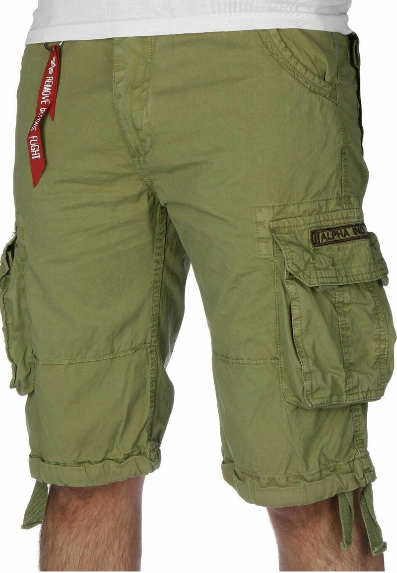 Shorts cargo vert olive en tissu léger, avec plusieurs poches latérales, un ourlet à cordon de serrage et une étiquette de marque sur la ceinture.