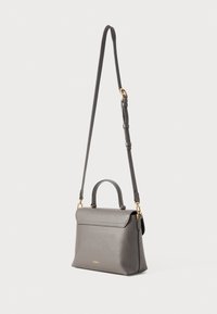 Sac à main en cuir gris avec un design structuré, une poignée supérieure, une bandoulière réglable et des accents en métal doré. Il présente une texture lisse.