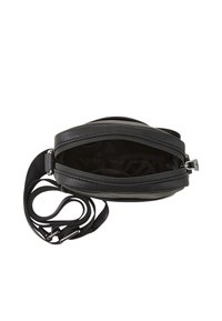 Borsa a tracolla nera con due scomparti con zip, realizzata in materiale testurizzato. Dotata di cintura regolabile e design elegante. L'interno è scuro.