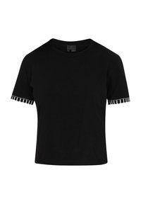 Sort bomulds t-shirt med rund halsudskæring og korte ærmer, prydet med dekorative sorte frynser langs ærmesømmen for ekstra detaljer.