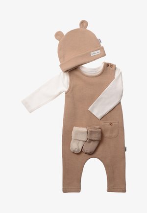 Zwei-teiliges Baby-Outfit mit einem gerippten beigen Overall mit Tasche, einem weißen Langarmshirt und einer passenden beigen Bärenmütze mit Ohren.