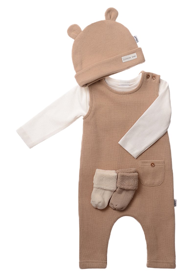Zwei-teiliges Baby-Outfit mit einem gerippten beigen Overall mit Tasche, einem weißen Langarmshirt und einer passenden beigen Bärenmütze mit Ohren.