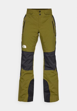 Pantalones de exterior verde oliva con acentos negros, fabricados con material duradero. Cuenta con dos bolsillos con cremallera y una cintura con doble botón.