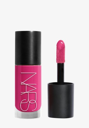 Knallpinkes flüssiges Lippenstift mit schwarzem Deckel und Applikatorstab, wobei die Farbe auf der flauschigen, abgeschrägten Spitze vor weißem Hintergrund zu sehen ist.
