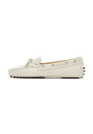 Mocassino bianco in pelle con tomaia cucita, fiocco decorativo e suola testurizzata con piccoli perni rotondi per una migliore aderenza.
