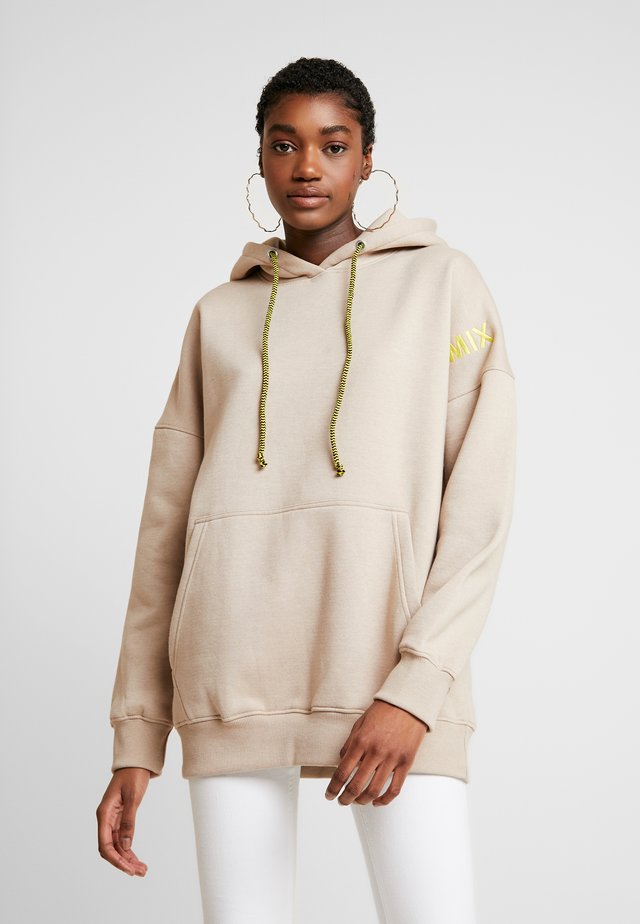 OVERSIZED HOODIE - Kapuzenpullover - camel