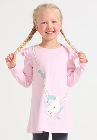 Abito rosa a maniche lunghe con spalle arricciate, caratterizzato da un design di un unicorno con dettagli glitterati e forme a cuore lungo una tracolla.