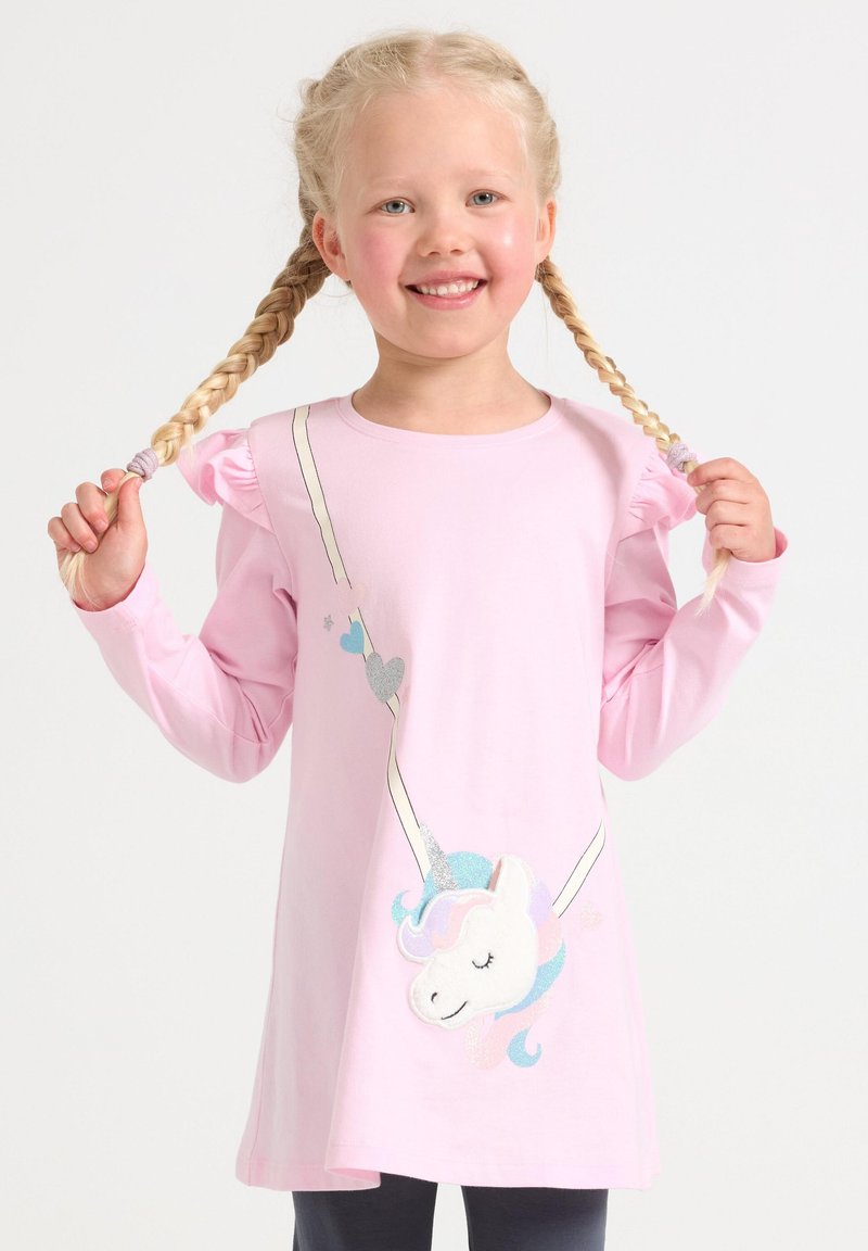 Abito rosa a maniche lunghe con spalle arricciate, caratterizzato da un design di un unicorno con dettagli glitterati e forme a cuore lungo una tracolla.