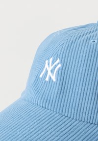 Ανοιχτό μπλε καπέλο baseball από κορντρουάι με λευκό κεντημένο αλληλοεπικαλυπτόμενο λογότυπο "NY" στην μπροστινή πλευρά.