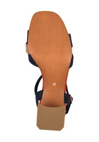 Sandalia de tacón alto con suela marrón suave. Cuenta con correas en azul marino, una plantilla roja y una talla claramente marcada de 37. Diseño de tacón cuadrado.