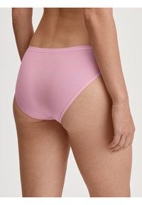Hoogwaardige roze katoenen slipjes met een gladde textuur en schone naden, met een minimalistisch design en geen zichtbare hardware.