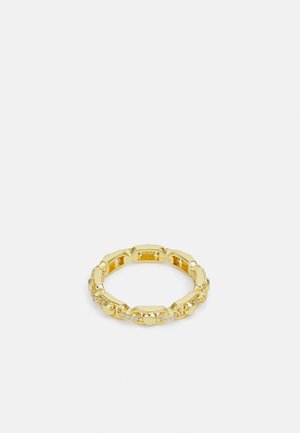 Guldtonet ring med en tekstureret design, prydet med runde accenter og små klare sten sat i et cirkulært bånd.