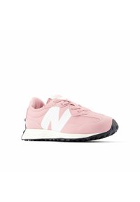 Zapatillas deportivas rosas con parte superior de ante, logo "N" blanco y suela de goma negra. Presenta cordones redondos y un diseño ligero.