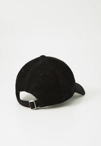 Casquette de baseball en velours côtelé noir avec une visière incurvée, une sangle ajustable à l'arrière et une surface texturée.