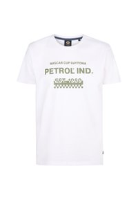 Bílý bavlněný tričko s krátkými rukávy, s grafikou zeleného textu "NASCAR CUP DAYTONA PETROL IND. EST. 1989" a akcentem v kostkovaném vzoru.