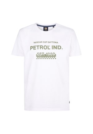 Tricou alb din bumbac cu mâneci scurte, având un text grafic verde "NASCAR CUP DAYTONA PETROL IND. EST. 1989" și un accent cu un model în carouri.