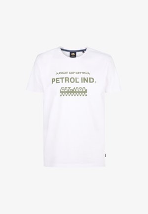 Witte katoenen T-shirt met korte mouwen, voorzien van groene grafische tekst "NASCAR CUP DAYTONA PETROL IND. EST. 1989" en een accent met een geblokt patroon.
