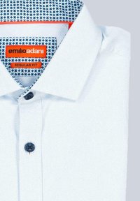 Himmelblaues Regular-Fit-Hemd aus strukturiertem Stoff mit haftbarem Kragen und kontrastierendem blauen gemusterten Futter im Kragen.