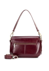 Burgundowa skórzana torba na ramię z zamykaną na zamek przednią kieszenią, odczepianym paskiem i złotym wykończeniem. Gładka tekstura i zdefiniowany kształt.