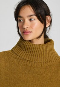 GAI+LISVA Michelle - Mantella - 513 dried tobacco