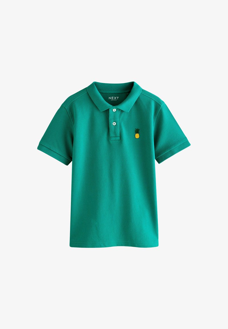 Polo vert à manches courtes avec deux boutons sur le devant et un petit ananas jaune brodé sur le côté gauche de la poitrine.