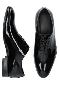 Czarne lakierowane buty skórzane z ostrym noskiem, sznurowanym zapięciem, gładką fakturą i niskim, pofałdowanym obcasem. Nazwa marki znajduje się na wkładce.