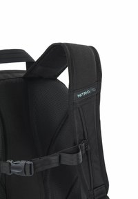 Sac à dos noir avec bretelles rembourrées et réglables, et détail en mesh respirant. Comprend une boucle pour une fixation sécurisée et une étiquette de marque.